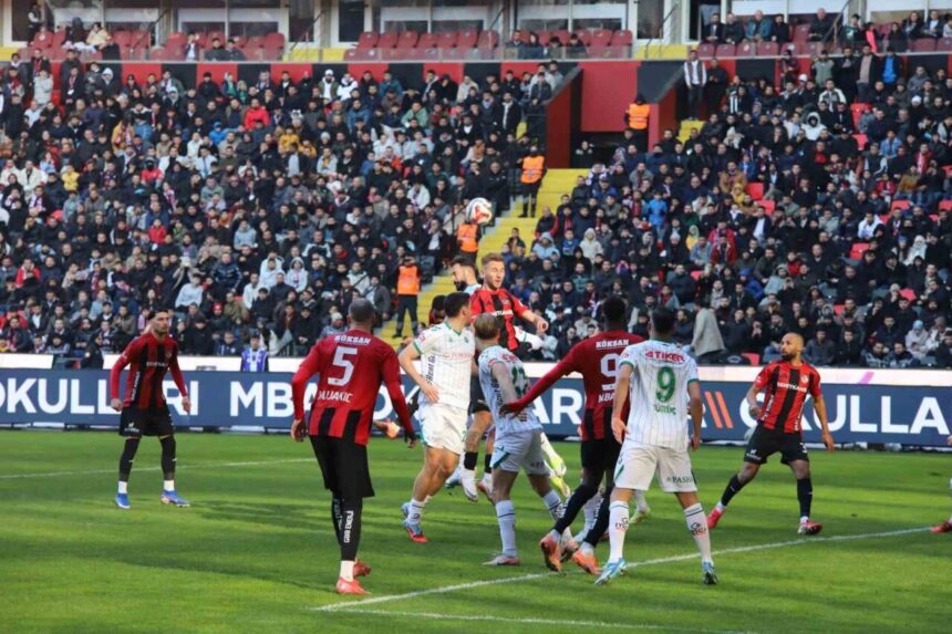 Gaziantep FK, Trendyol Süper Lig’in 19. haftasında Konyaspor ile 1-1 berabere kaldı. Gaziantep FK, Trendyol Süper Lig’in 19. haftasında Konyaspor ile 1-1 berabere kaldı.