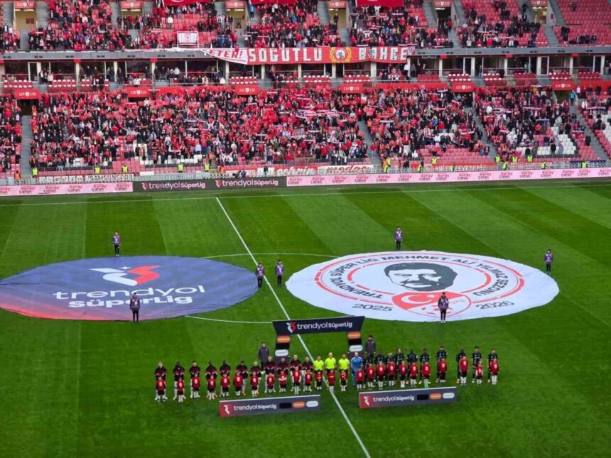 Trendyol Süper Lig 19. haftasında Samsunspor, Kocaelispor’u evinde konuk ediyor. İlk 15 dakika golsüz sona erdi. Trendyol Süper Lig 19. haftasında Samsunspor, Kocaelispor’u evinde konuk ediyor. İlk 15 dakika golsüz sona erdi.