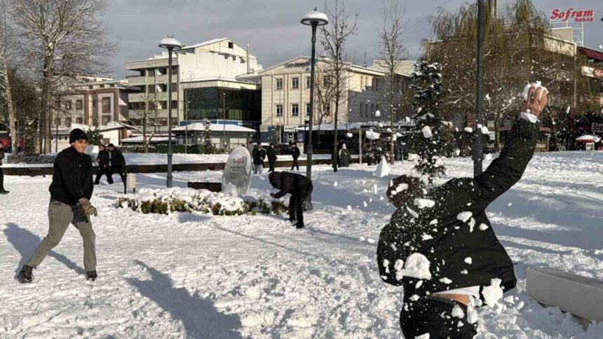 Düzce’de kar yağışı, tropikal ülkelerden gelen öğrencileri şaşırttı ve mutlu anlar yaşattı.