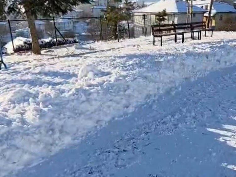 Tufanbeyli’de Hava Sıcaklığı Eksi 16 Dereceye Düşünce Çatılarda Buz Sarkıtları Oluştu