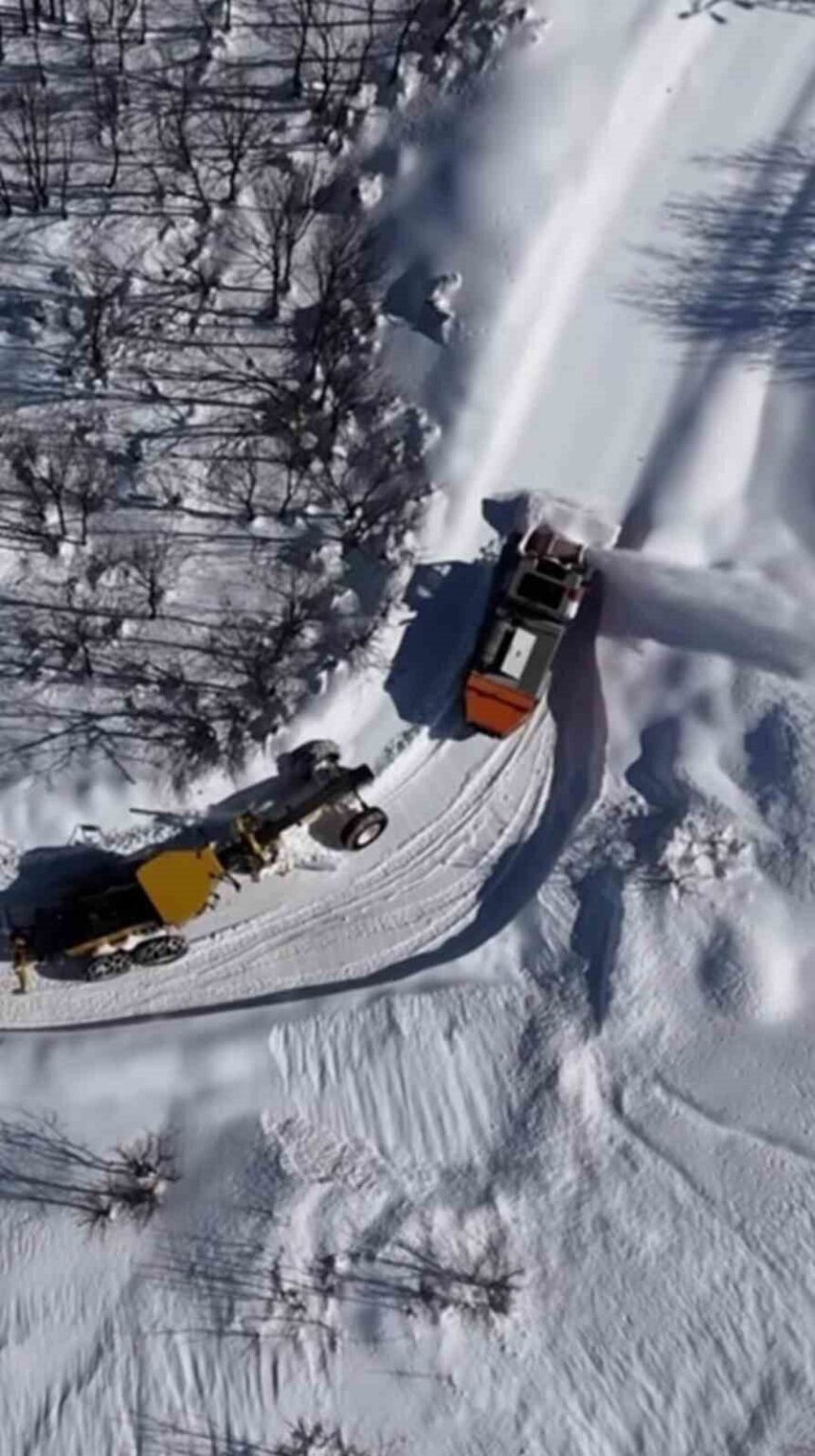 Tunceli’de yoğun kar yağışı nedeniyle 362 köy yolundan 298’i kapandı, 103’ü açıldı.