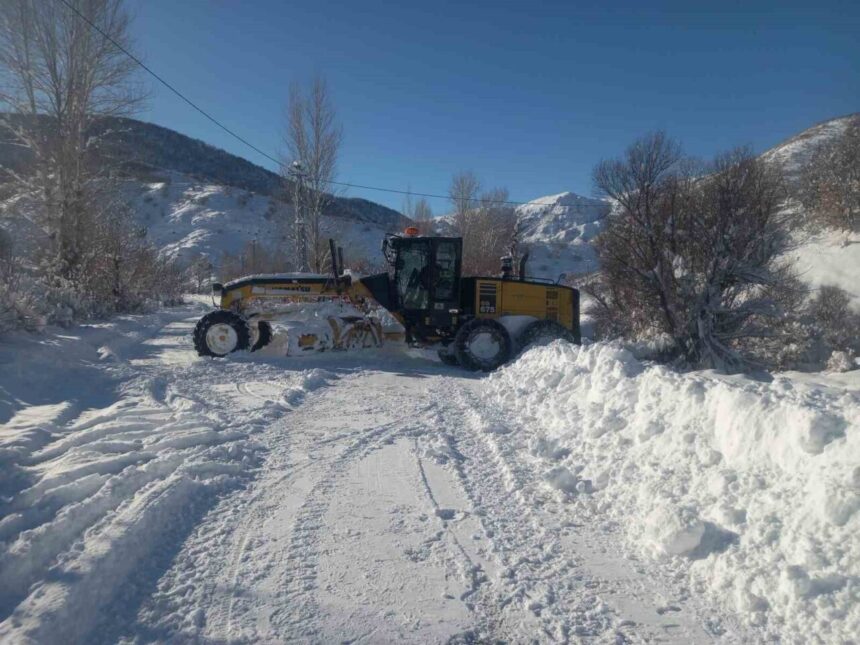 Tunceli’de kar yağışı nedeniyle 298 köy yolu kapandı, 138’i açıldı, 160’ında ise çalışmalar devam ediyor.