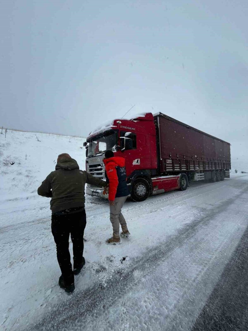 Tunceli’de yoğun kar yağışı sonrası Vali Aygöl liderliğinde AFAD ve diğer kurumlar 27 mahsur kalma ihbarına müdahale etti.