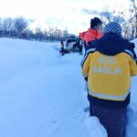 Tunceli’de kar kalınlığı 1 metreyi geçerken, 112 ve AFAD ekipleri yaya olarak hasta kadına ulaştı.