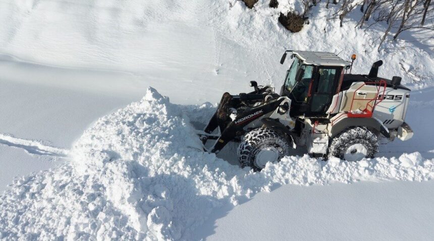 Tunceli’de kar yağışı nedeniyle 362 köy yolundan 178’i trafiğe kapandı. Tunceli’de kar yağışı nedeniyle 362 köy yolundan 178’i trafiğe kapandı.