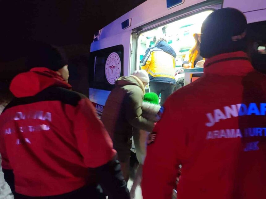 Kedi tırmalamasına uğrayan çocuk, kış şartlarına rağmen hastaneye ulaştırıldı. Kedi tırmalamasına uğrayan çocuk, kış şartlarına rağmen hastaneye ulaştırıldı.