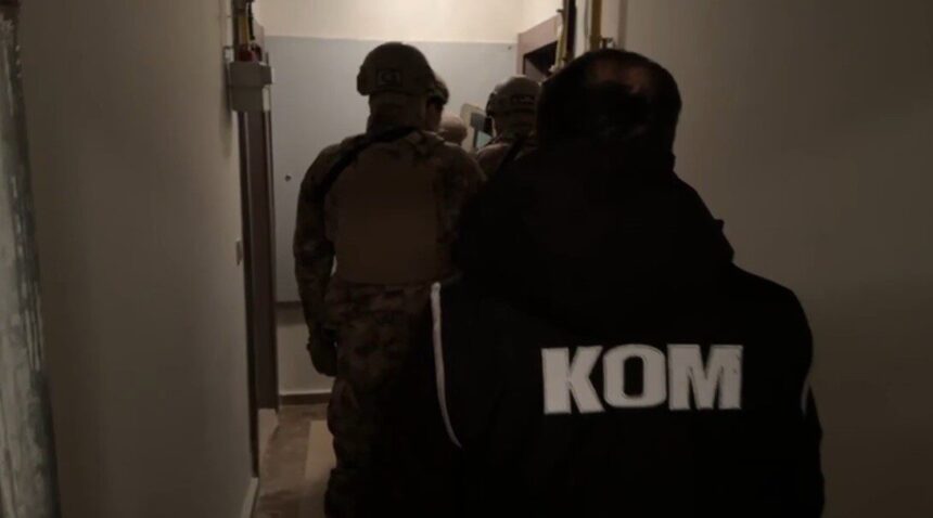 Tunceli’deki silahlı saldırılarla ilgili 4 ilde düzenlenen operasyonda 11 kişi gözaltına alındı. Tunceli’deki silahlı saldırılarla ilgili 4 ilde düzenlenen operasyonda 11 kişi gözaltına alındı.