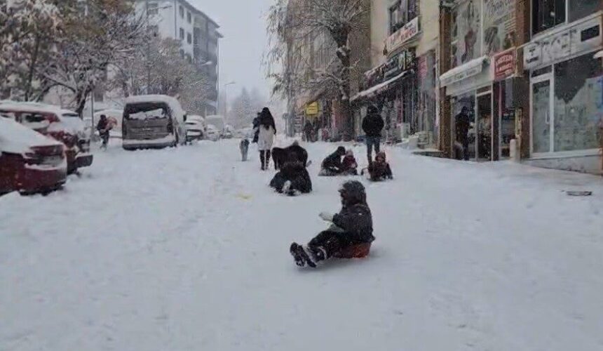 Yoğun kar yağışı ve yılbaşı tatili Tunceli’deki çocukların yüzünü güldürdü.