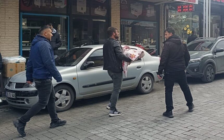 Manisa’nın Turgutlu ilçesinde 3 aylık Ş.A.Y.’nın uyuduğu yatakta ölü bulunduğu bildirildi. Manisa’nın Turgutlu ilçesinde 3 aylık Ş.A.Y.’nın uyuduğu yatakta ölü bulunduğu bildirildi.
