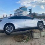 Turgutlu’da otomobilin refüje çıkması sonucu bir kişi yaralandı, trafik ışıkları devre dışı kaldı.