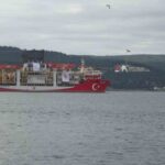 Yıldırım sondaj gemisi, Karadeniz’deki görevine Çanakkale Boğazı’ndan geçerek yola çıktı.