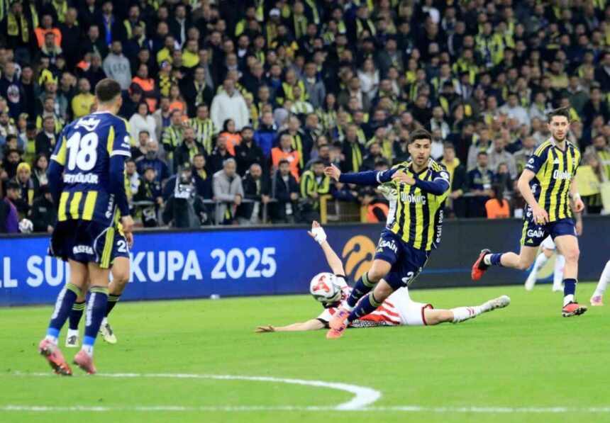 Fenerbahçe, Süper Kupa yarı finalinde Samsunspor’u 1-0 önde kapattı. Fenerbahçe, Süper Kupa yarı finalinde Samsunspor’u 1-0 önde kapattı.