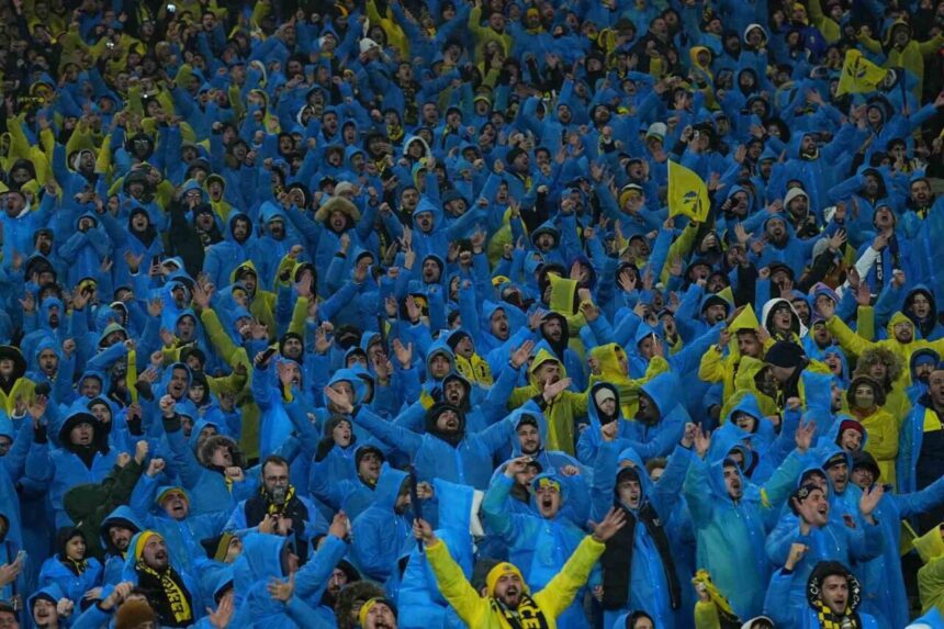 Galatasaray-Fenerbahçe Turkcell Süper Kupa Finali’ni 58 bin 397 seyirci izledi. Galatasaray-Fenerbahçe Turkcell Süper Kupa Finali’ni 58 bin 397 seyirci izledi.