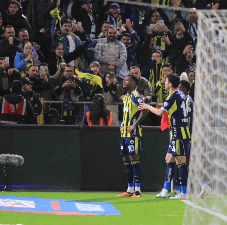 Turkcell Süper Kupa yarı finalinde Fenerbahçe, Samsunspor’u 2-0 yenerek Galatasaray ile finalde karşılaşacak. Turkcell Süper Kupa yarı finalinde Fenerbahçe, Samsunspor’u 2-0 yenerek Galatasaray ile finalde karşılaşacak.
