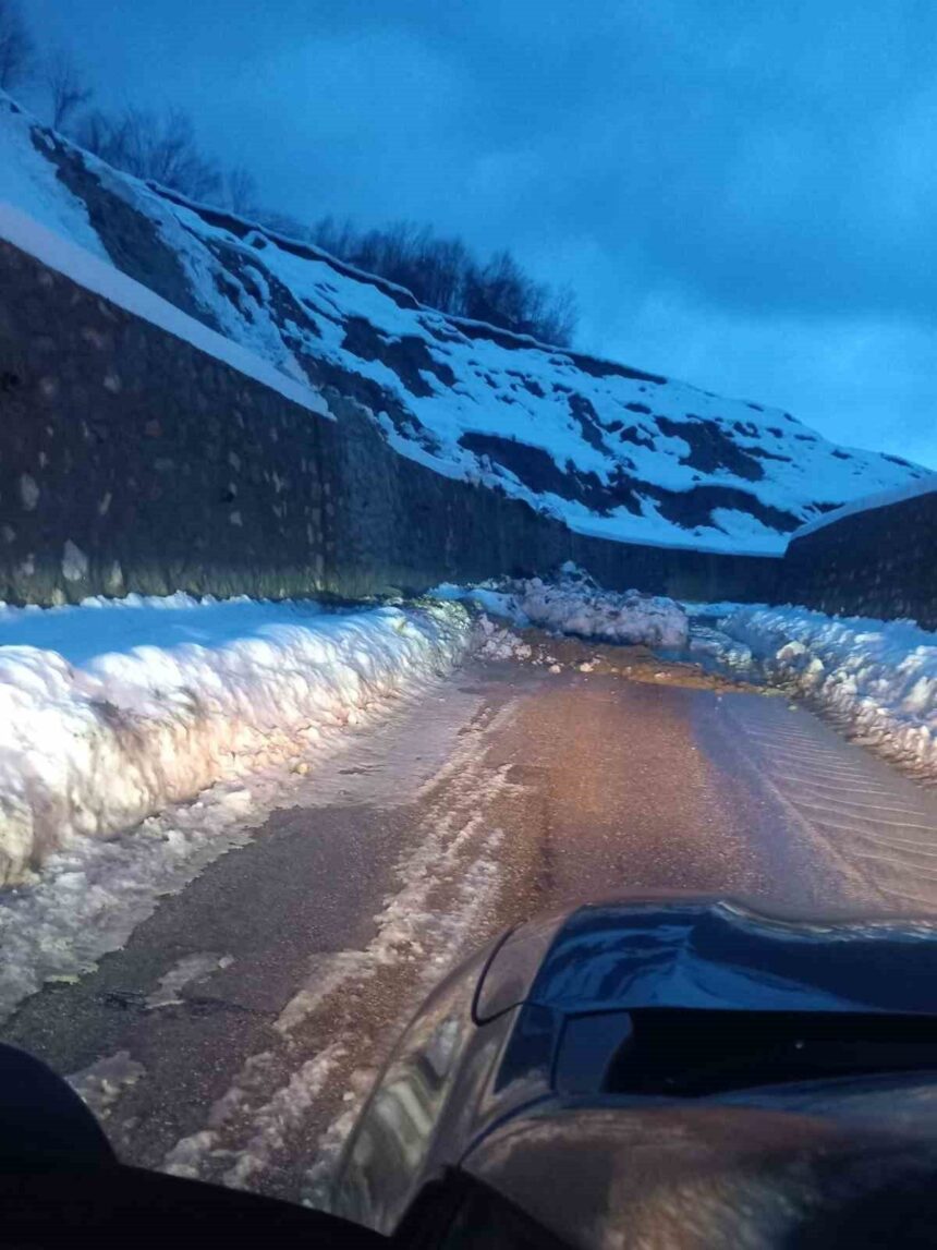 Türkeli’de heyelan nedeniyle Düzler-Celaller grup yolu trafiğe kapandı. Türkeli’de heyelan nedeniyle Düzler-Celaller grup yolu trafiğe kapandı.