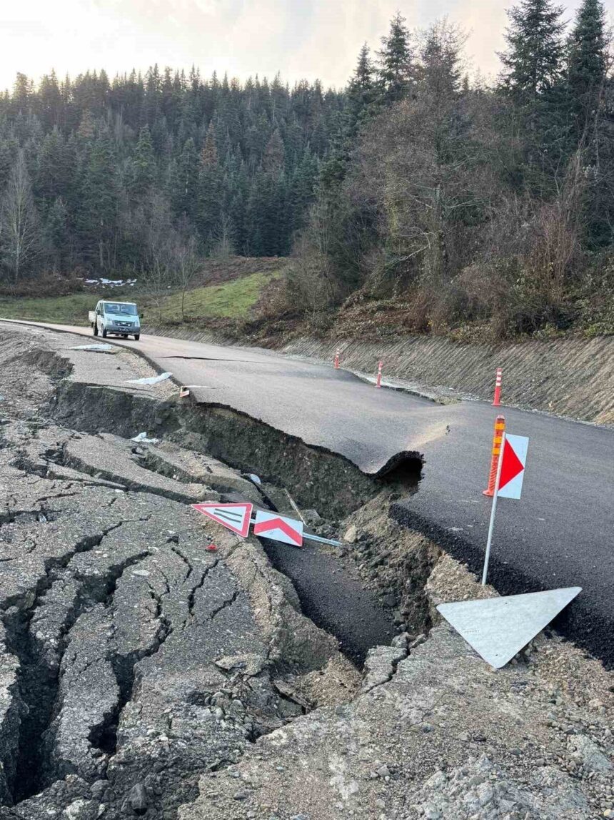 Türkelu’da heyelan nedeniyle yol çalışmaları tamamlandı. Türkelu’da heyelan nedeniyle yol çalışmaları tamamlandı.
