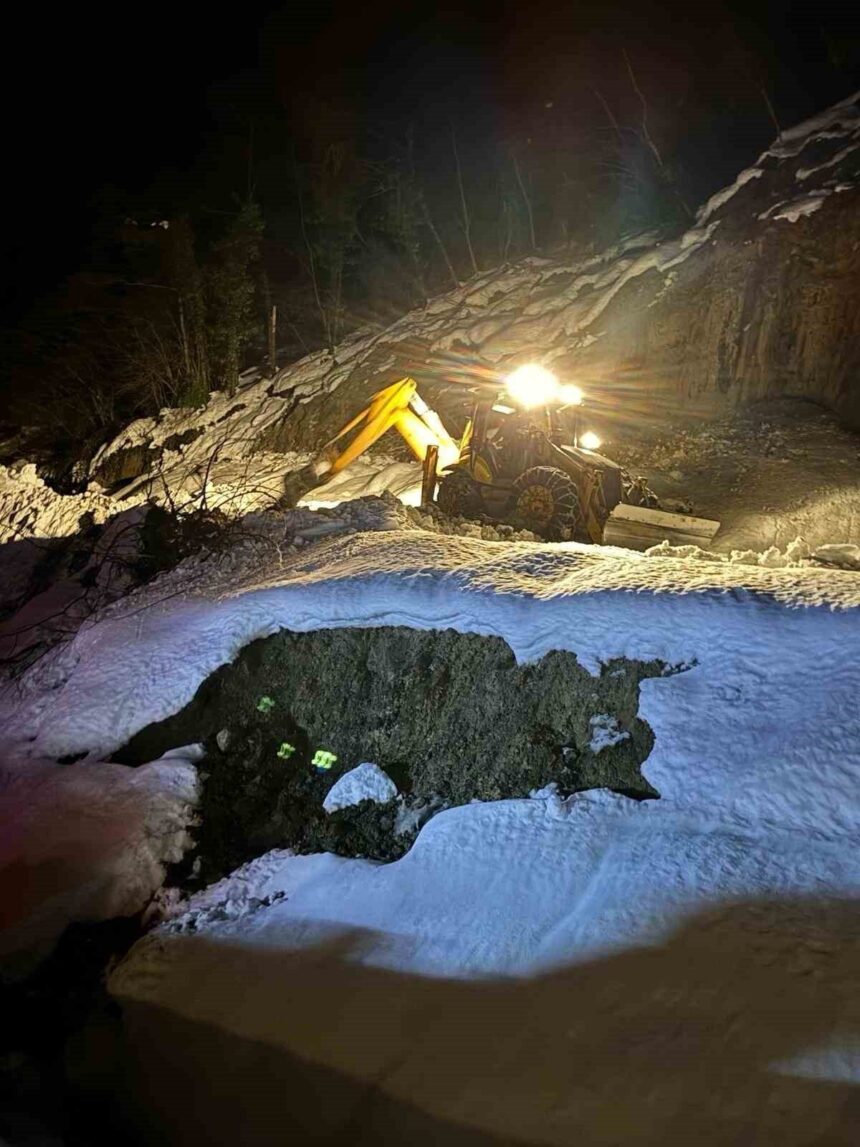 Türkeli’de heyelan nedeniyle kapanan Düzler-Celaller grup yolu, yeniden trafiğe açıldı. Türkeli’de heyelan nedeniyle kapanan Düzler-Celaller grup yolu, yeniden trafiğe açıldı.