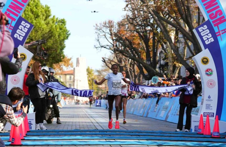 Spor İstanbul tarafından düzenlenen Türkiye İş Bankası 48. İstanbul Maratonu kayıtları ‘avantajlı’ dönemde başladı. Spor İstanbul tarafından düzenlenen Türkiye İş Bankası 48. İstanbul Maratonu kayıtları ‘avantajlı’ dönemde başladı.