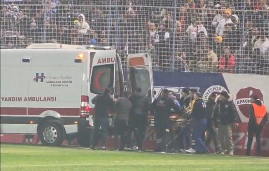 Fethiye’deki Galatasaray-Fethiyespor maçı öncesi bir taraftar tribünden düşerek ağır yaralandı. Fethiye’deki Galatasaray-Fethiyespor maçı öncesi bir taraftar tribünden düşerek ağır yaralandı.