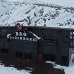 Erzincan Ergan Dağı’ndaki Kış Sporları ve Doğa Turizm Merkezi, kayakçılara kültürel deneyim sunuyor.