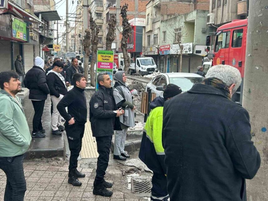Diyarbakır’da apartmandaki güvercin otelinde çıkan yangında 100’den fazla güvercin hayatını kaybetti. Diyarbakır’da apartmandaki güvercin otelinde çıkan yangında 100’den fazla güvercin hayatını kaybetti.