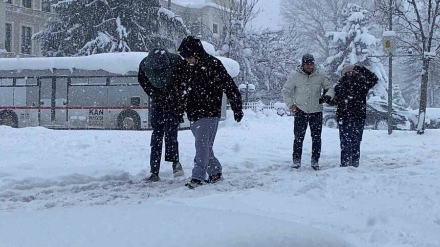 Bolu, Türkiye’de gece en düşük sıcaklık eksi 21,3 derece ile kaydedildi.