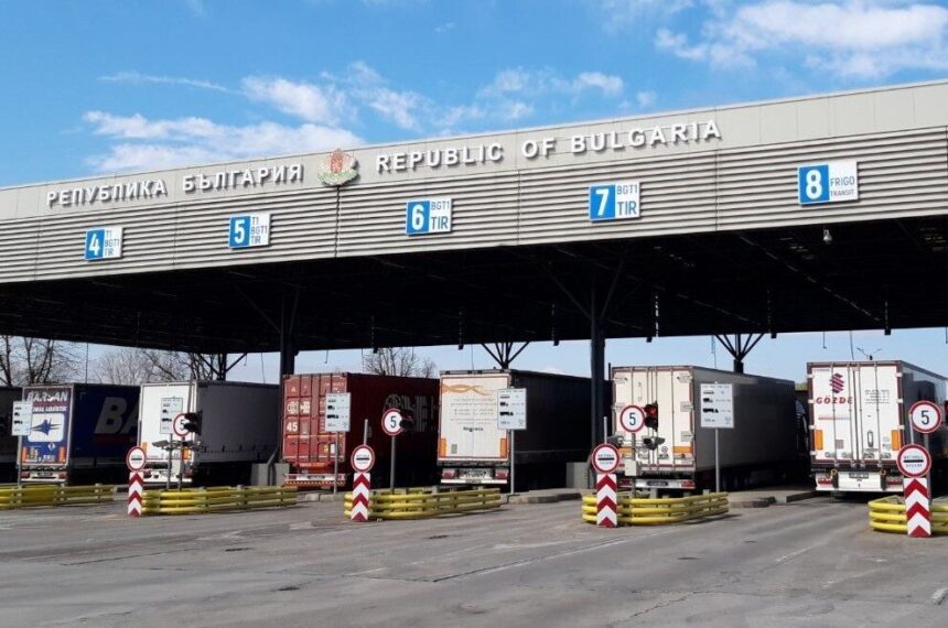 Edirne Kapıkule Sınır Kapısı’nda üç tırda toplam 85 bin euro ve 426 gram altın ele geçirildi.