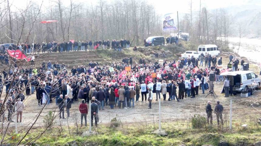 Giresun’da Şirinköy’de katı atık tesisine tepki gösteren halk eylem düzenledi. Giresun’da Şirinköy’de katı atık tesisine tepki gösteren halk eylem düzenledi.