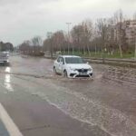 İstanbul’da sabah saatlerinde başlayan şiddetli yağış ve fırtına Tuzla’da denizi taşırdı.