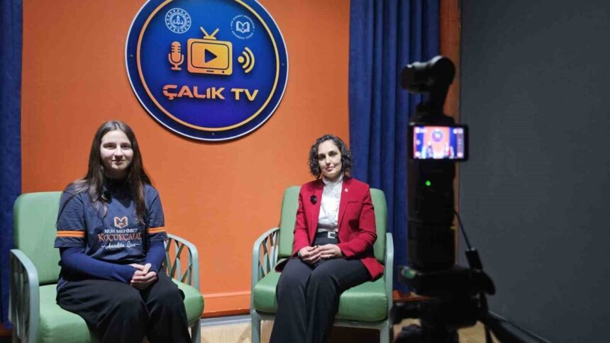 Kayseri’de lise öğrencileri, öğretmenleriyle birlikte kurdukları TV stüdyosunda okul etkinliklerini tanıtıyor.