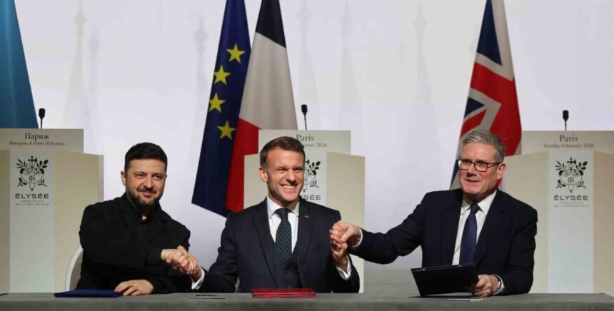 Zelenskiy, Macron ve Starmer, Ukrayna’ya uluslararası güç konuşlandırılması için niyet beyanı imzaladı. Zelenskiy, Macron ve Starmer, Ukrayna’ya uluslararası güç konuşlandırılması için niyet beyanı imzaladı.