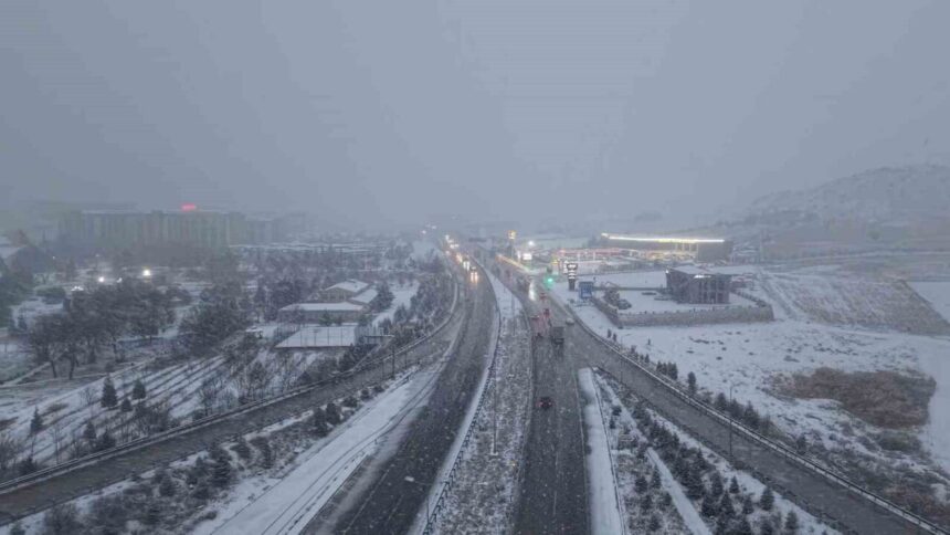 Kırıkkale’de Kar Yağışı Yaşandı, Gençler Meydanlarda Kar Topu Oynadı Kırıkkale’de Kar Yağışı Yaşandı, Gençler Meydanlarda Kar Topu Oynadı
