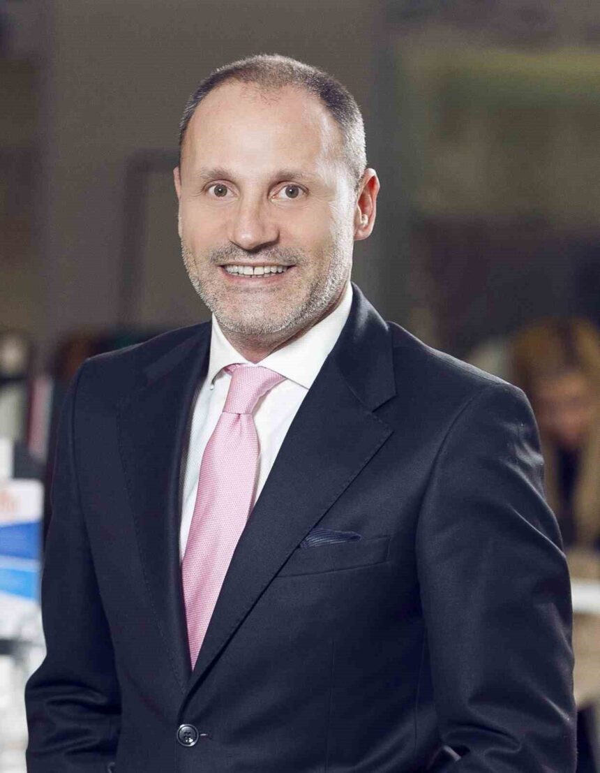 Ülker Satış Başkan Yardımcılığı’na Kayhan Zenginoğlu atandı, Ahmet Şenel’e teşekkür edildi.