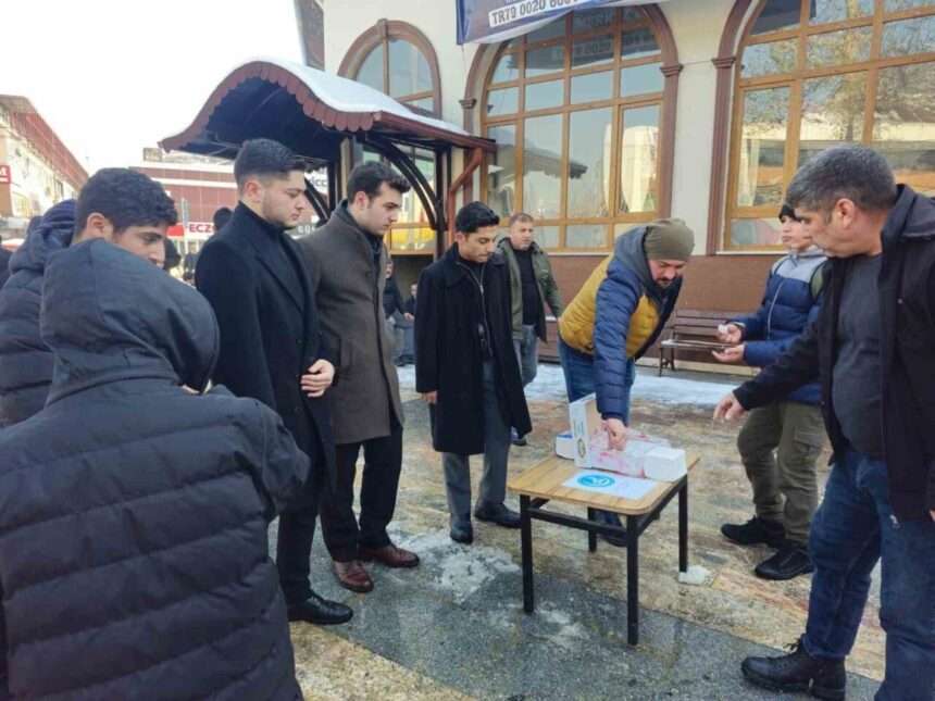 Ülkü Ocakları Düzce İl Başkanlığı, DEAŞ operasyonunda şehit olan Turgut Külünk anısına lokum dağıttı.