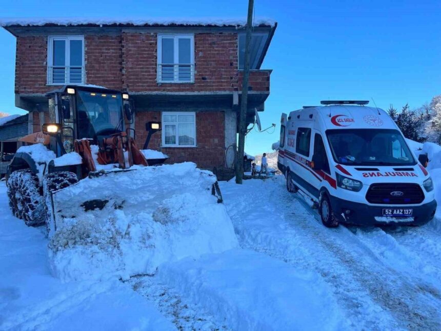 Ulubey’de yoğun kar yağışının ardından yolların açılması için hummalı çalışma yürütüldü.