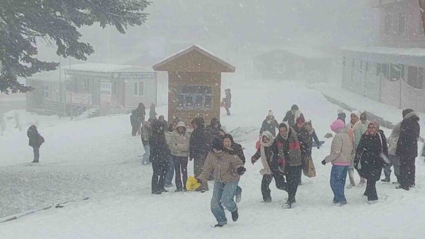Uludağ’da kar kalınlığı 60 santimetreyi aştı, kayakseverler keyifli anlar yaşadı. Uludağ’da kar kalınlığı 60 santimetreyi aştı, kayakseverler keyifli anlar yaşadı.
