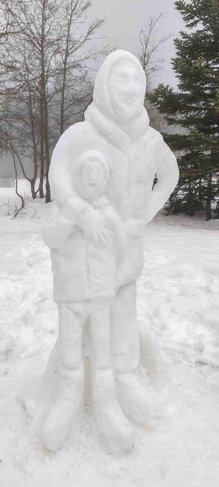 Uludağ’da kar yağışını değerlendiren bir vatandaş, kardan heykel yaparak ilgi topladı. Uludağ’da kar yağışını değerlendiren bir vatandaş, kardan heykel yaparak ilgi topladı.