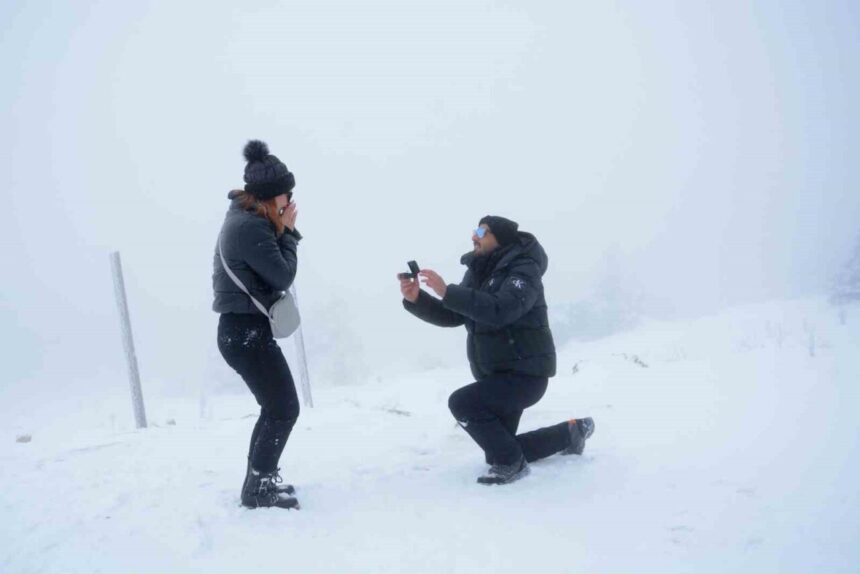 2026’nın ilk evlilik teklifi Uludağ’ın zirvesinde gerçekleşti