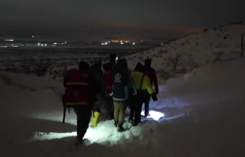 Gaziantep’te kar nedeniyle ulaşım engeli yaşayan hastaya UMKE yürüyerek müdahale etti.