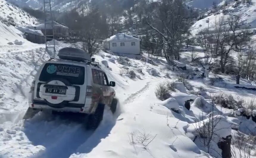 Bingöl’de UMKE ekipleri, yoğun kar nedeniyle ulaşılamayan köye giderek 100 yaşındaki diyaliz hastasını hastaneye götürdü.