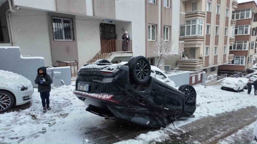 Ümraniye’de yokuşta kontrolden çıkan otomobil takla attı, 3 kişi yaralandı.