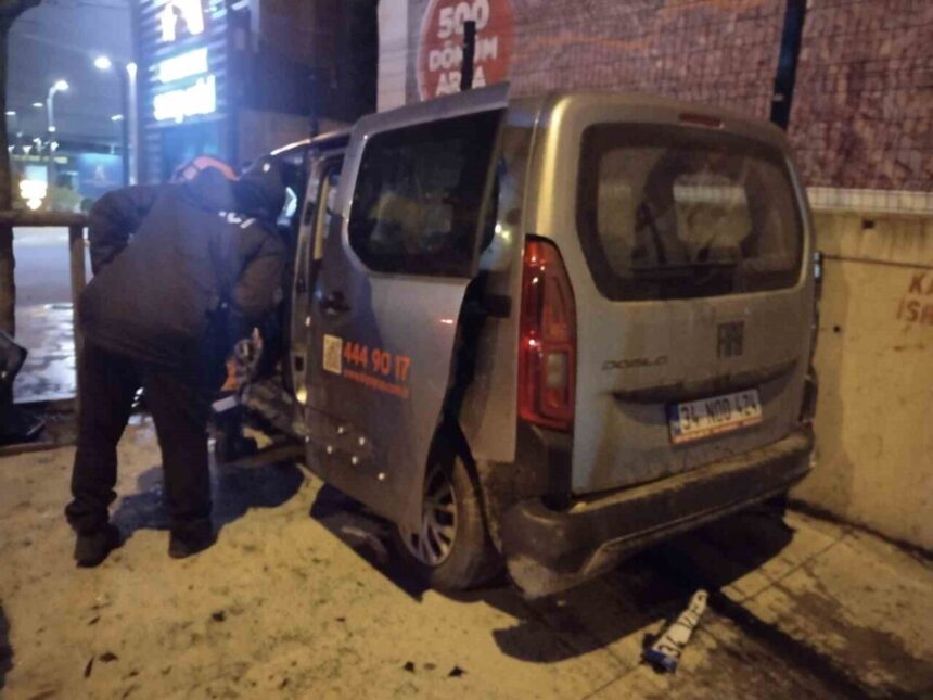 Ümraniye Küçüksu Caddesi’nde trafik kazası: 3 yaralı, yakınları sinir krizi geçirdi Ümraniye Küçüksu Caddesi’nde trafik kazası: 3 yaralı, yakınları sinir krizi geçirdi