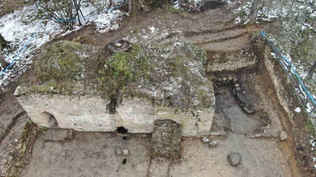 Kasaba Köyü’ndeki Mahmut Bey Camii’nin çevresindeki tarihi hamamın restore edilmesi planlanıyor.
