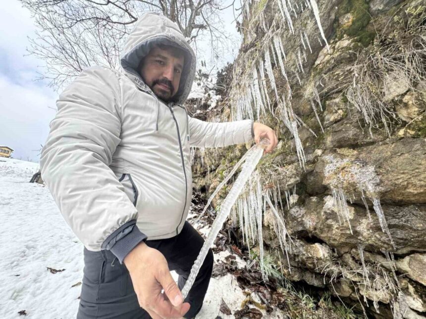 Safranbolu’da hava sıcaklıkları eksi 13 dereceye düşerken, buz sarkıtları göze çarpıyor.