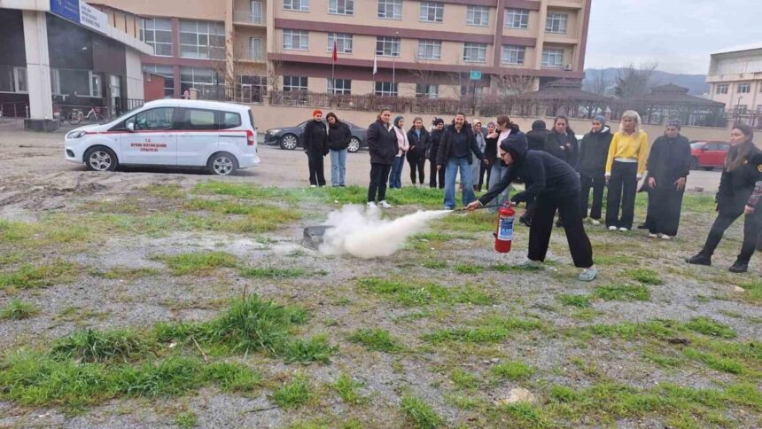 Söke’deki öğrenci yurduna yangın güvenliği eğitimi verildi. Söke’deki öğrenci yurduna yangın güvenliği eğitimi verildi.