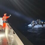 Urla açıklarında sürüklenen lastik bottaki 24 düzensiz göçmen Sahil Güvenlik ekiplerince kurtarıldı.