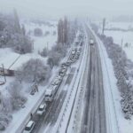 Uşak’ta kar yağışı nedeniyle Dumlupınar Rampaları mevkisinde yol trafiğe kapandı, araç kuyruğu oluştu.