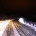 Uşak’ta karla mücadele ekipleri, kapanan yolların açılması için yoğun mesai harcadı.