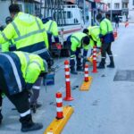 Uşak Belediyesi, şehir merkezinde yol bölme butonları uygulaması başlattı.