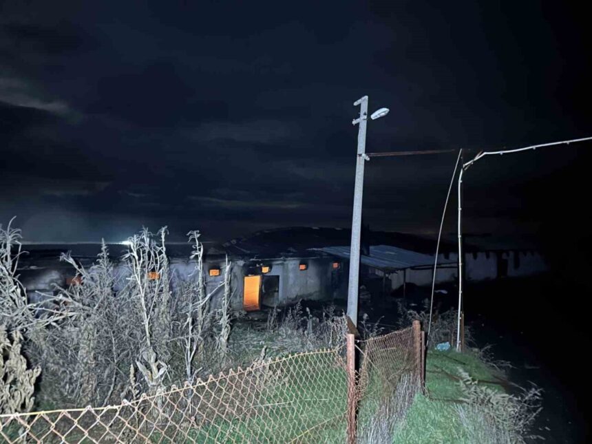 Eşme’deki tavuk çiftliğinde çıkan yangın itfaiye ekibinin müdahalesiyle kontrol altına alındı.